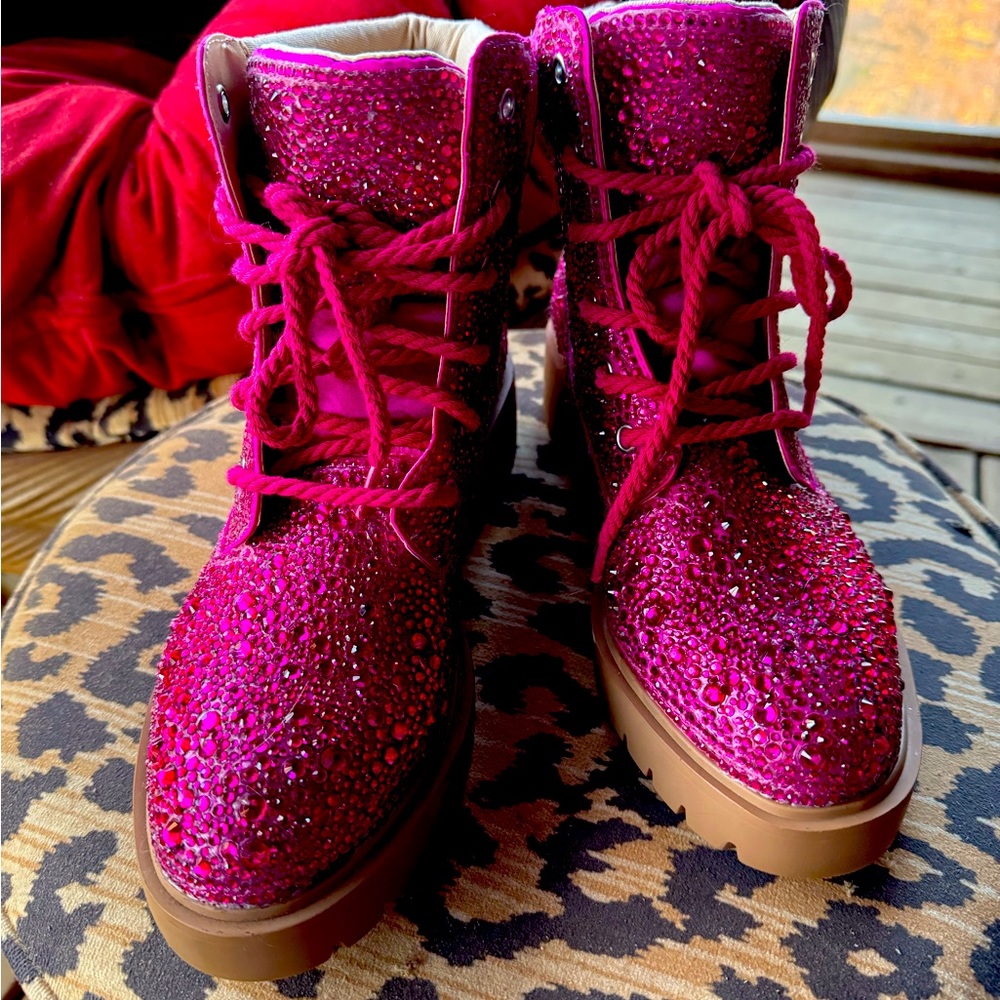NIB Retired Fuchsia SB-Hudson by Betsey Johnson.  SIZE 8 1/2 but fits like an 8!